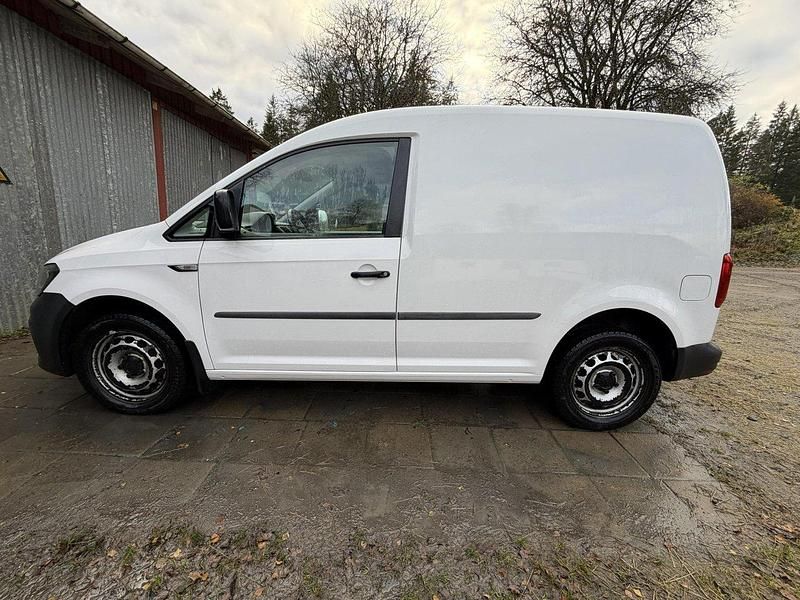 Vit Begagnad 2018 VW Caddy Minibuss | 120 000 kr (Marknadspris) - Bild 1/4