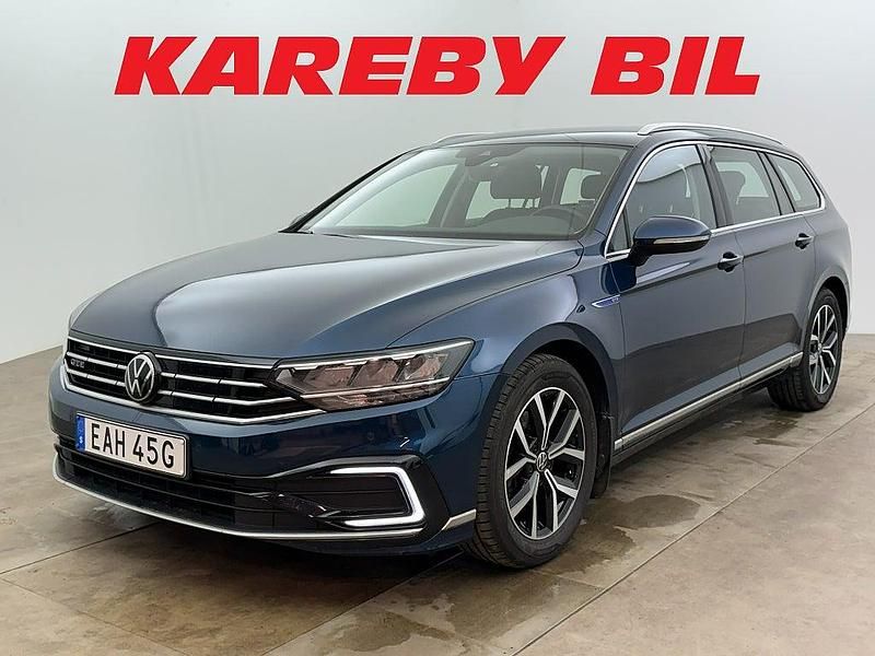 Blå Begagnad 2023 VW Passat GTE Kombi | 278 900 kr (Marknadspris) - Bild 1/4