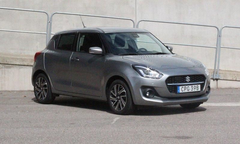 Grå Begagnad 2022 Suzuki Swift Halvkombi | 189 500 kr (Dyr) - Bild 1/4