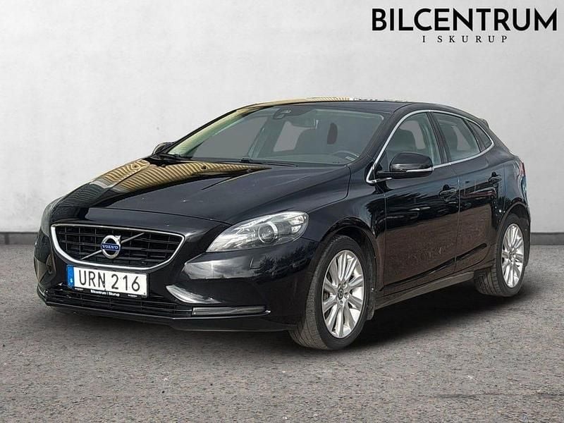 Svart Begagnad 2015 Volvo V40 Momentum Kombi | 99 900 kr (Marknadspris) - Bild 1/4
