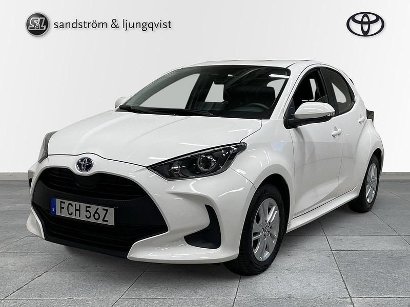 Vit Begagnad 2022 Toyota Yaris Hybrid Active Halvkombi | 219 000 kr (Marknadspris) - Bild 1/3