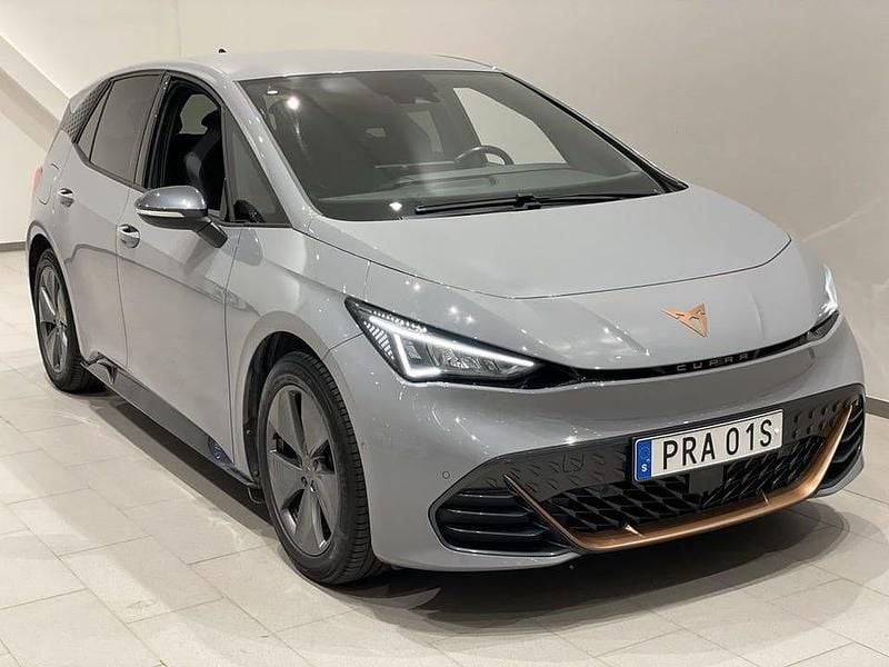Ljusgrå (vapor grey) Begagnad 2022 Cupra Born Halvkombi | 214 900 kr (Bra pris) - Bild 1/4