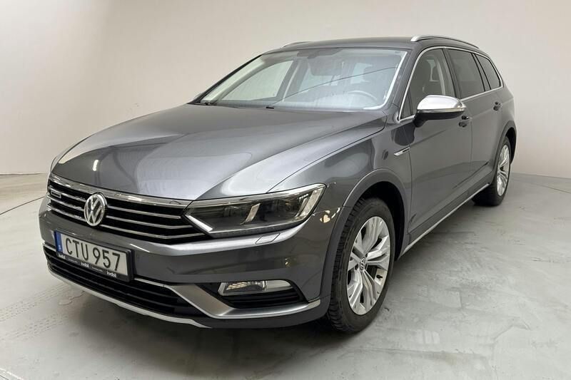 Mörkgrå Begagnad 2016 VW Passat Executive Sedan | 169 800 kr (Bra pris) - Bild 1/4