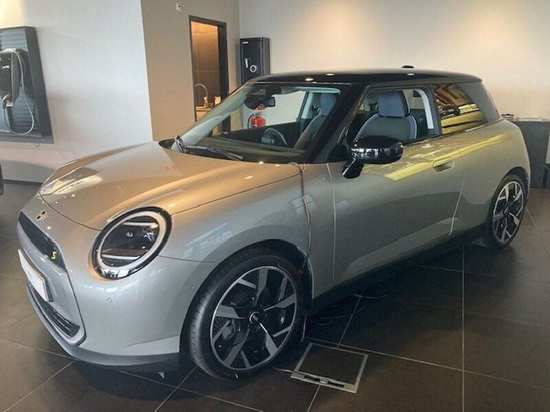 Grå Begagnad 2024 Mini Cooper SE Halvkombi | 389 900 kr - Bild 1/4
