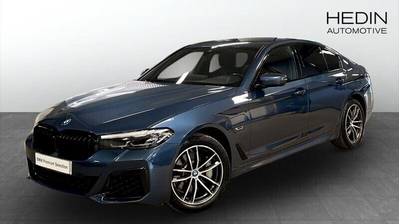 Blå (blue) Begagnad 2022 BMW 530e M Sport Sedan | 444 700 kr (Marknadspris) - Bild 1/4
