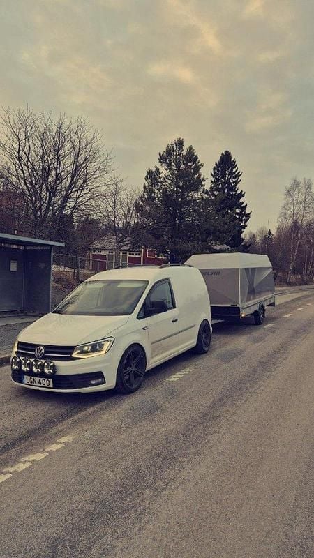 Vit Begagnad 2018 VW Caddy Minibuss | 120 000 kr (Marknadspris) - Bild 1/2