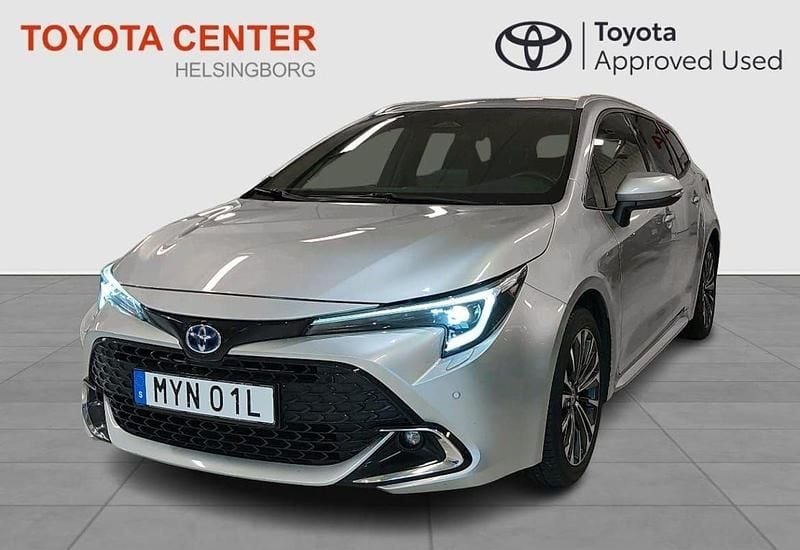 Silver Begagnad 2023 Toyota Corolla Style Kombi | 284 900 kr (Marknadspris) - Bild 1/4