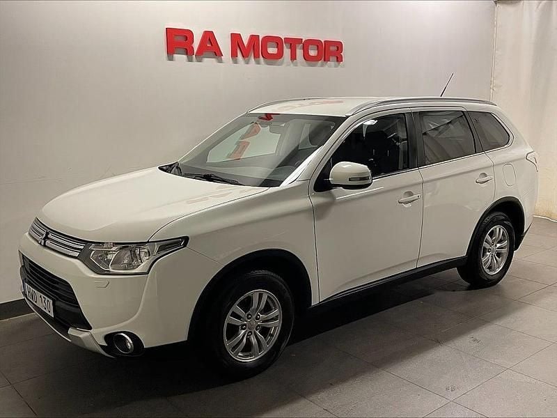 Vit Begagnad 2015 Mitsubishi Outlander P-HEV SUV | 114 800 kr (Superpris) - Bild 1/3
