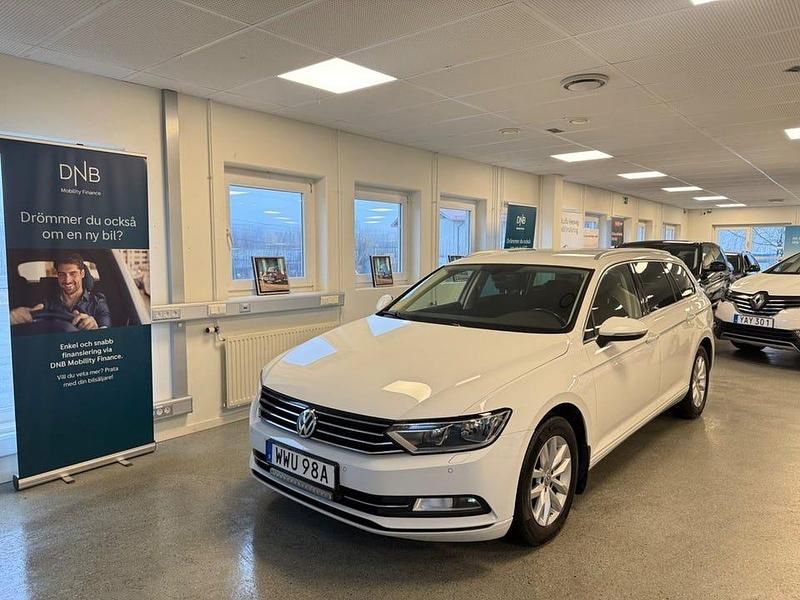 Vit Begagnad 2019 VW Passat Kombi | 159 900 kr (Superpris) - Bild 1/4