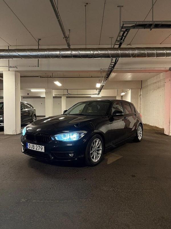 Svart Begagnad 2017 BMW 118 Halvkombi | 152 900 kr (Marknadspris) - Bild 1/4