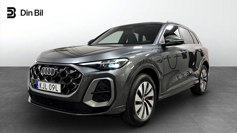 Grå Ny 2025 Audi Q5 Sportback SUV | 765 500 kr (Superpris) - Bild 1/4