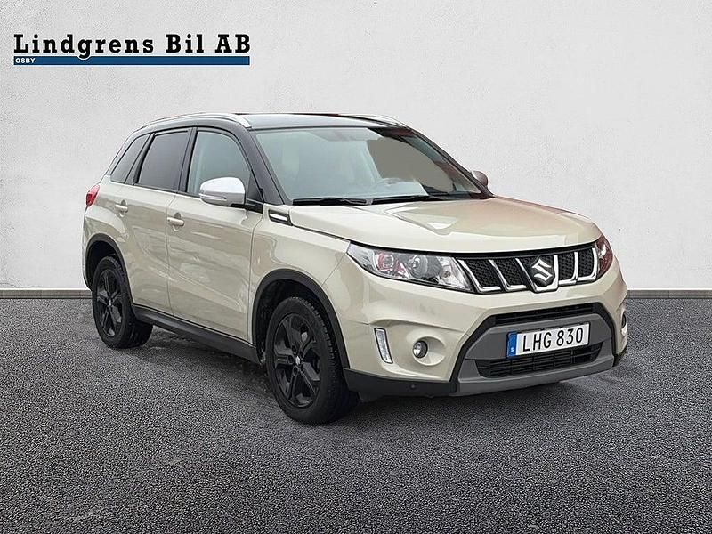 Sand/svart Begagnad 2016 Suzuki Vitara SUV | 174 900 kr (Marknadspris) - Bild 1/4