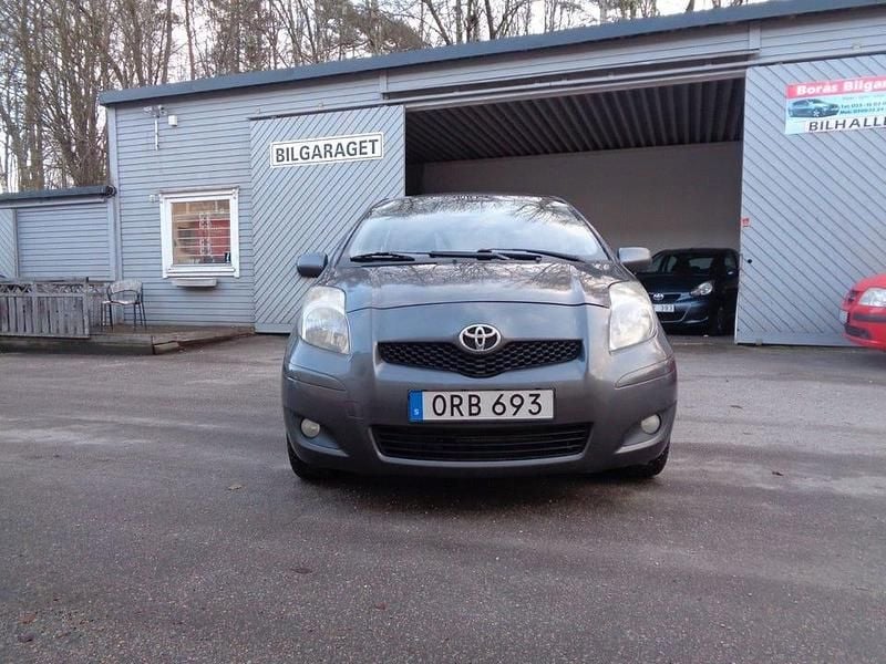 Mörkgrå Begagnad 2010 Toyota Yaris Halvkombi | 29 900 kr (Marknadspris) - Bild 1/4