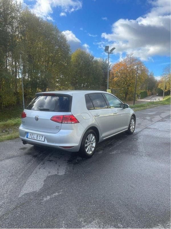 Silver Begagnad 2016 VW Golf VII Halvkombi | 95 000 kr (Bra pris) - Bild 1/4
