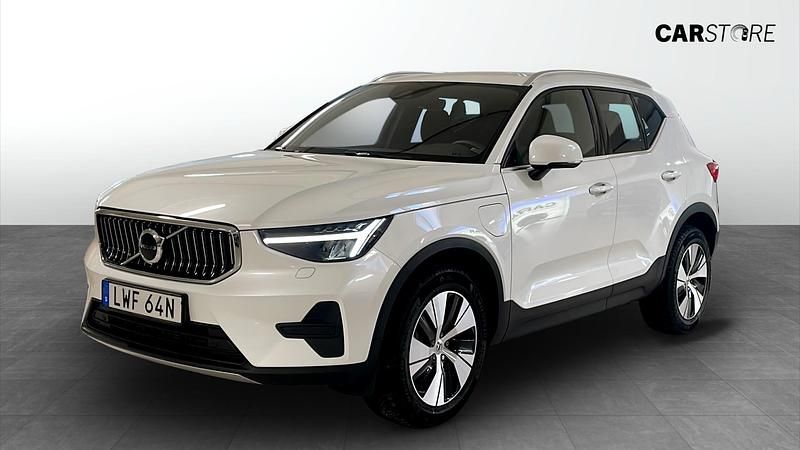 Vit Begagnad 2023 Volvo XC40 Momentum SUV | 369 900 kr (Marknadspris) - Bild 1/4