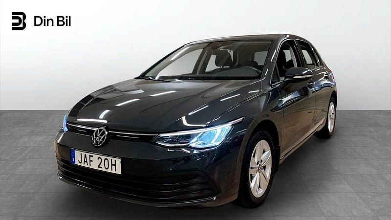 Grå Begagnad 2023 VW Golf VIII Life Halvkombi | 269 800 kr (Marknadspris) - Bild 1/4