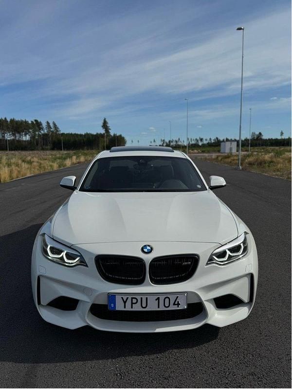 Vit Begagnad 2018 BMW M2 Sportkupé | 479 990 kr (Marknadspris) - Bild 1/4