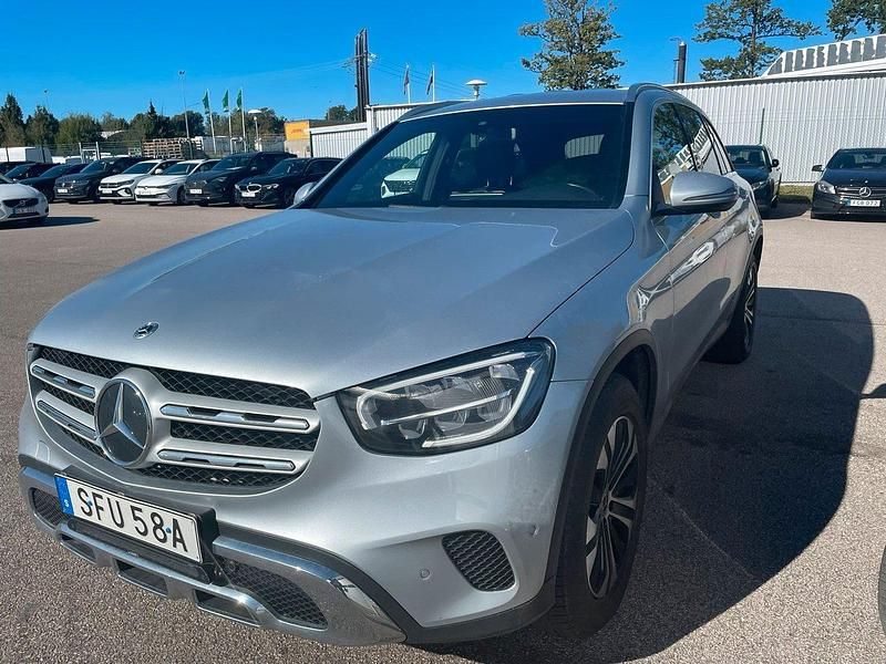 Silver (silver metallic) Begagnad 2022 Mercedes GLC300 Sedan | 395 000 kr - Bild 1/2