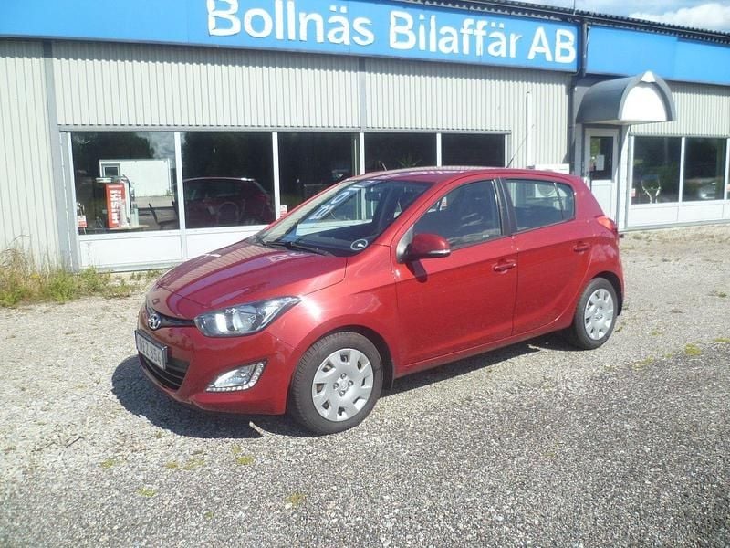 Röd Begagnad 2014 Hyundai i20 Premium Halvkombi | 69 000 kr (Dyr) - Bild 1/4