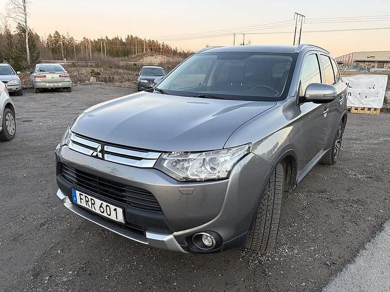 Begagnad Mitsubishi Outlander 150 HK (110 kW) 2015 Grå SUV