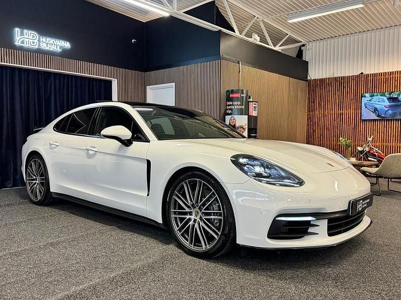 Vit Begagnad 2018 Porsche Panamera Halvkombi | 599 900 kr (Lite dyr) - Bild 1/4