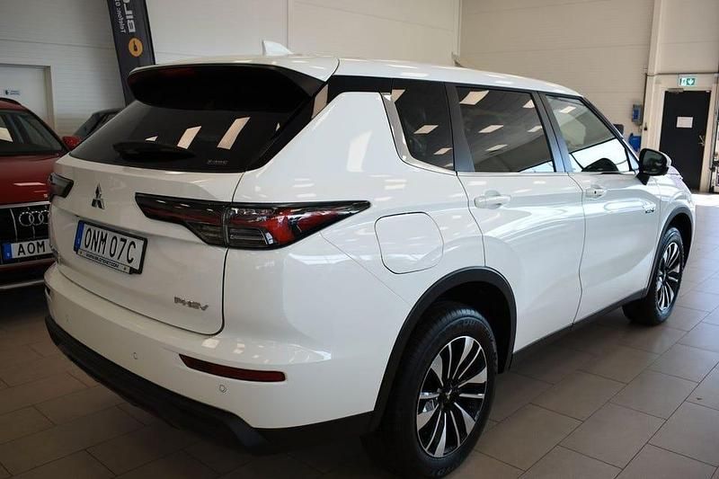 Begagnad Mitsubishi Outlander Invite 136 HK (100 kW) 2025 Vit SUV