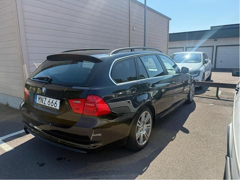 Svart Begagnad 2010 BMW 325 Comfort Edition Kombi | 60 000 kr (Bra pris) - Bild 1/4