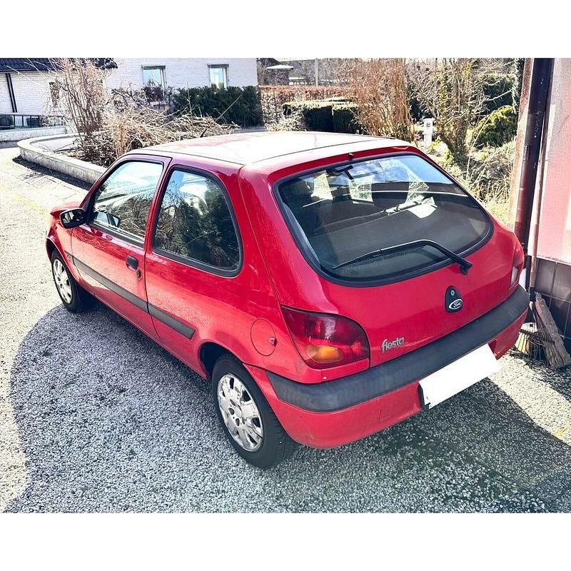 Begagnad Ford Fiesta 60 HK (44 kW) 2001 Halvkombi