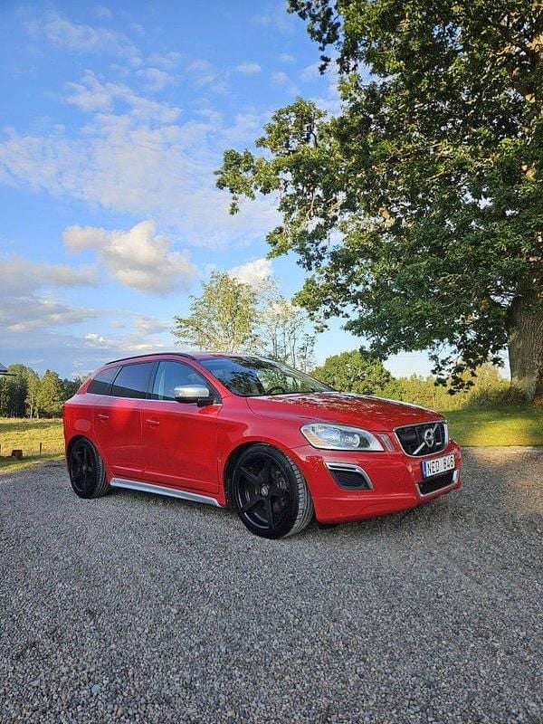 Röd Begagnad 2013 Volvo XC60 R-Design SUV | 140 000 kr (Marknadspris) - Bild 1/4