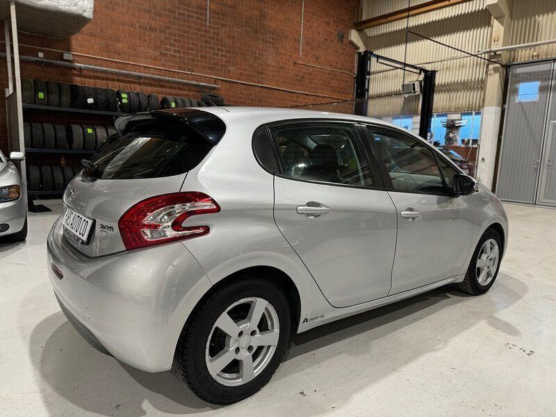 Begagnad Peugeot 208 82 HK (60 kW) 2014 Ljusgrå (grå) Halvkombi