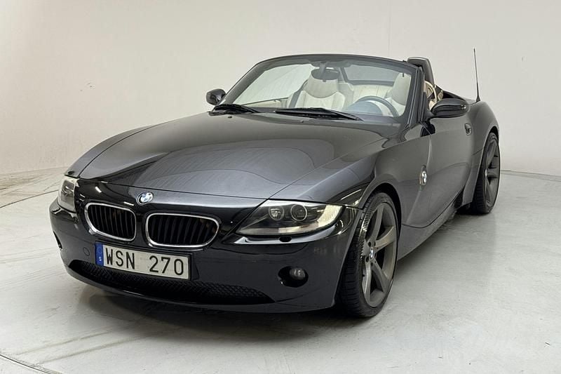 Svart Begagnad 2005 BMW Z4 Cab | 139 000 kr (Marknadspris) - Bild 1/4