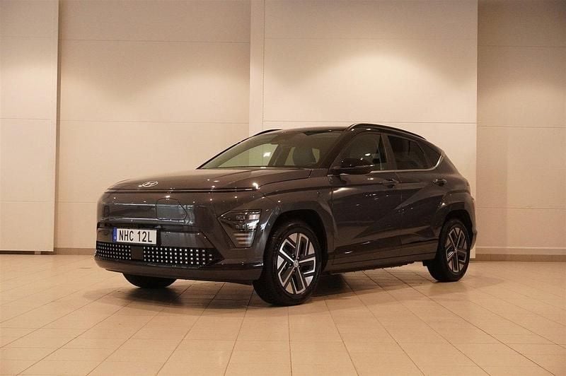 Grå Begagnad 2023 Hyundai Kona Advanced SUV | 399 800 kr (Marknadspris) - Bild 1/4