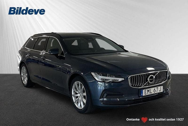 Mörkblå Begagnad 2021 Volvo V90 Momentum Kombi | 319 900 kr (Marknadspris) - Bild 1/4