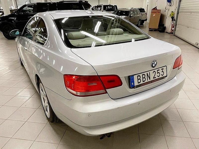 Begagnad BMW 325 218 HK (160 kW) 2006 Ljusgrå Sportkupé