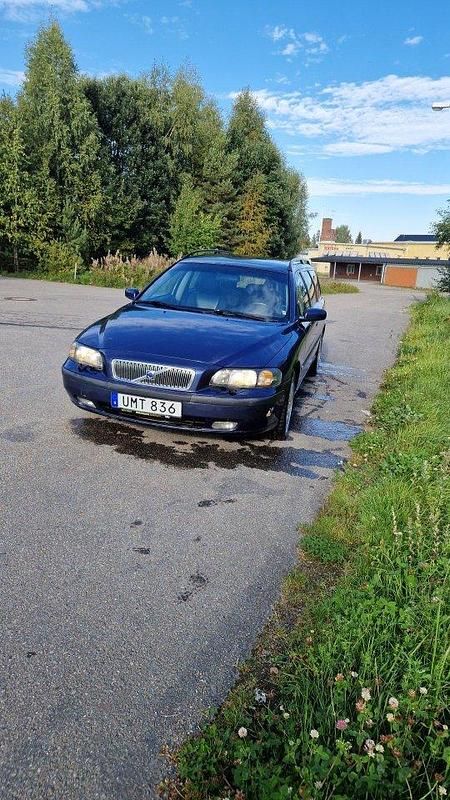 Blå Begagnad 2004 Volvo V70 Business Edition Kombi | 25 000 kr (Marknadspris) - Bild 1/4