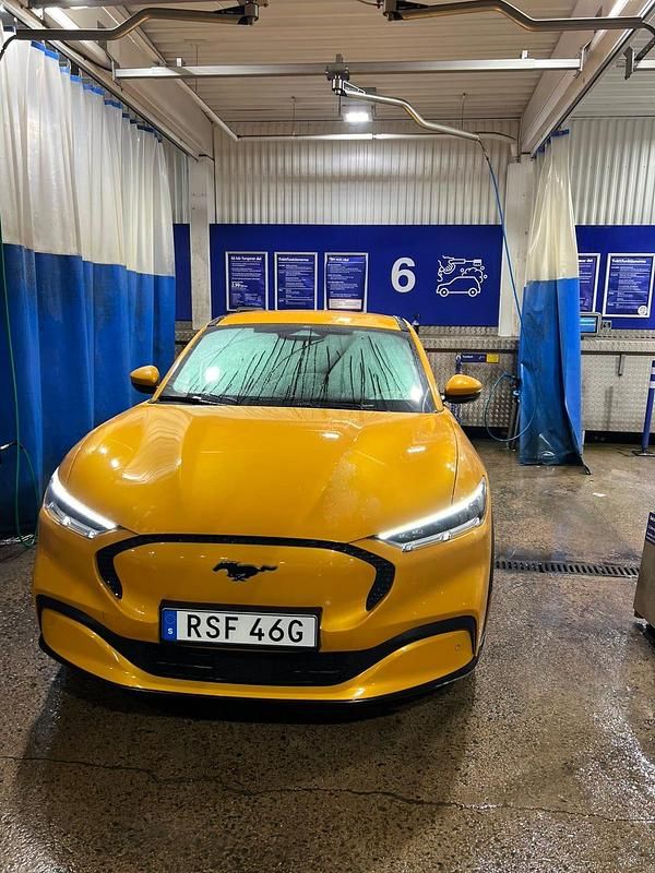 Cyber orange Begagnad 2022 Ford Mustang Mach-E Standard Range SUV | 305 000 kr (Superpris) - Bild 1/4