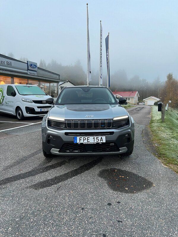 Begagnad Jeep Avenger EV Summit 115 kW (157 HK) 2023 Grå SUV