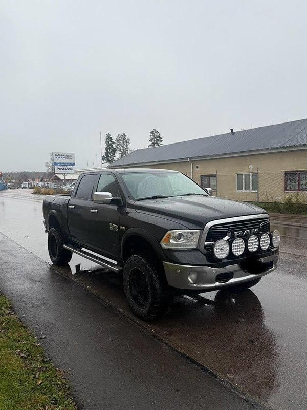 Svart Begagnad 2018 Dodge Ram Pickup | 375 000 kr (Marknadspris) - Bild 1/4