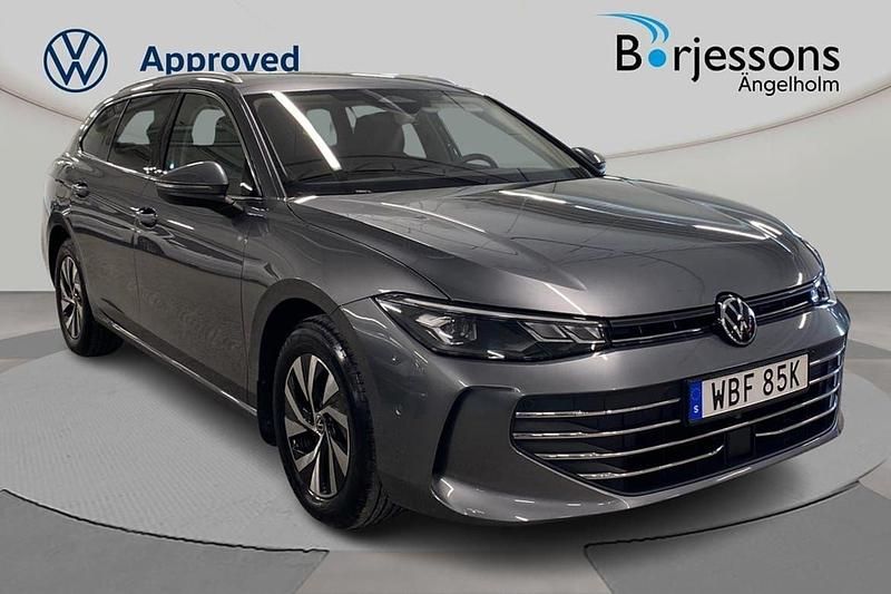 Mörkgrå Begagnad 2024 VW Passat Business Kombi | 344 000 kr (Marknadspris) - Bild 1/4