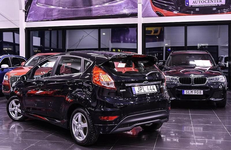 Begagnad Ford Fiesta Titanium 101 HK (74 kW) 2016 Svart Halvkombi