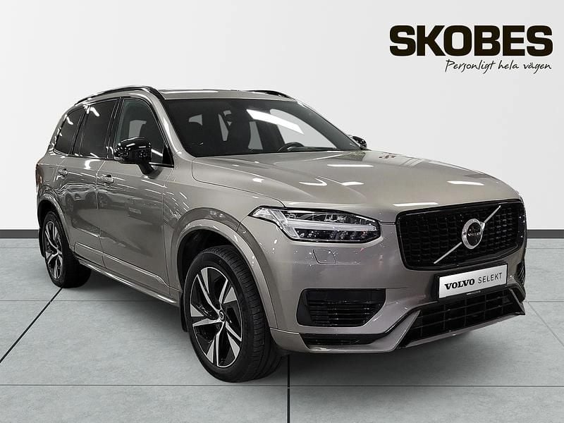 Grå Begagnad 2022 Volvo XC90 SUV | 639 300 kr (Marknadspris) - Bild 1/4