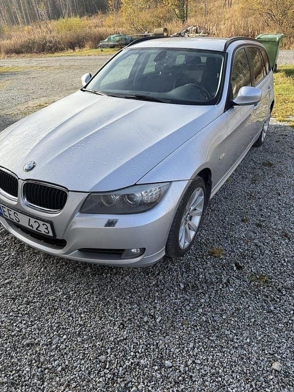 Grå Begagnad 2012 BMW 320 Kombi | 62 000 kr (Bra pris) - Bild 1/4