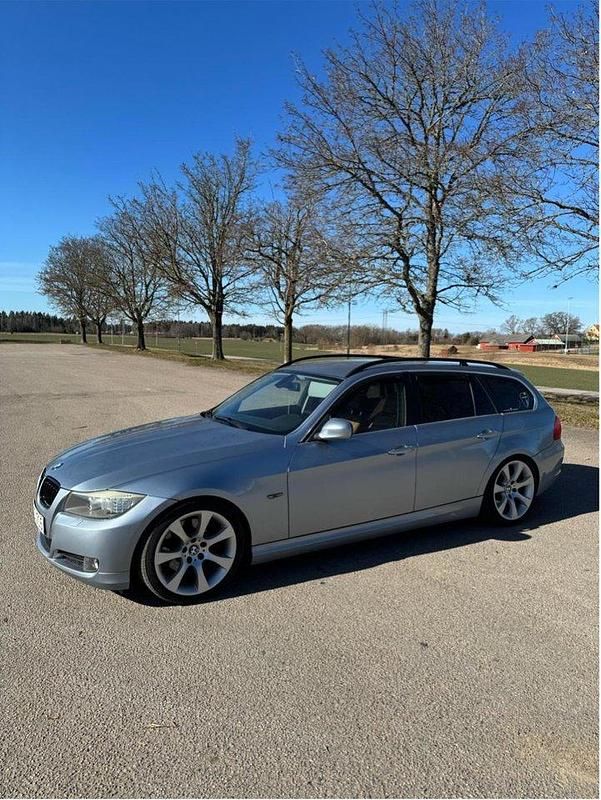 Blå Begagnad 2009 BMW 325 Comfort Edition Kombi | 70 000 kr (Marknadspris) - Bild 1/4