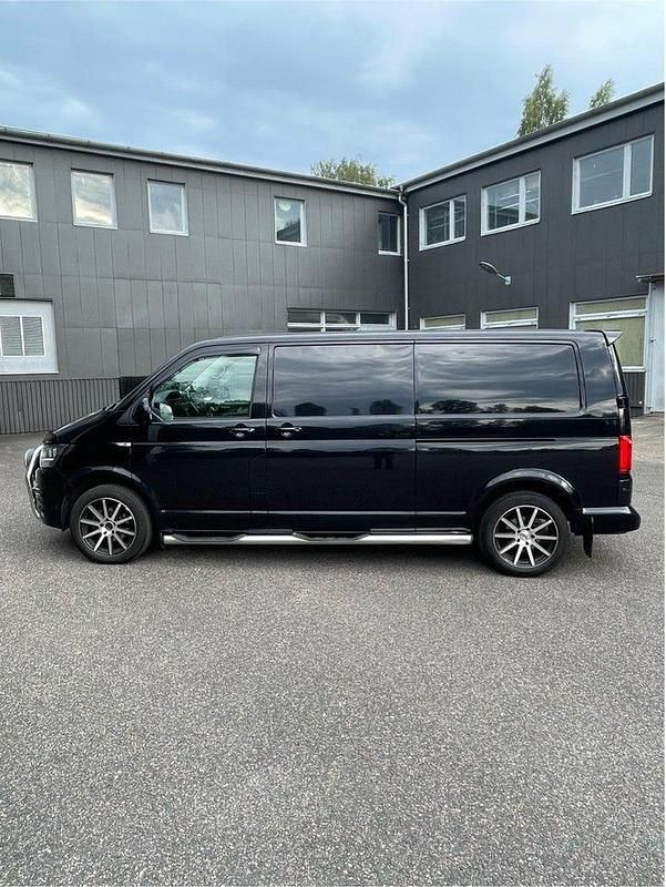 Svartmetallic Begagnad 2017 VW T6 Van | 175 000 kr (Lite dyr) - Bild 1/4