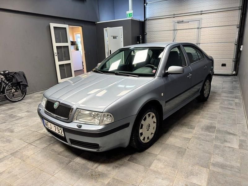 Begagnad Skoda Octavia Tour 102 HK (75 kW) 2004 Mörkgrå Halvkombi