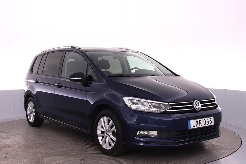 Mörkblå (atlantik blue metallic) Begagnad 2015 VW Touran Minibuss | 189 000 kr (Marknadspris) - Bild 1/4