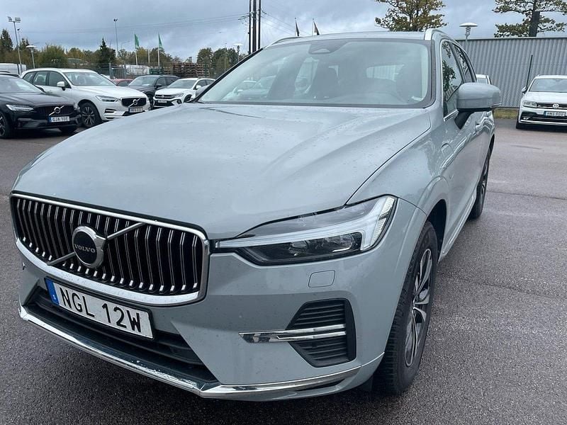 Grå (vapour grey metallic) Begagnad 2024 Volvo XC60 Core SUV | 535 000 kr (Marknadspris) - Bild 1/2