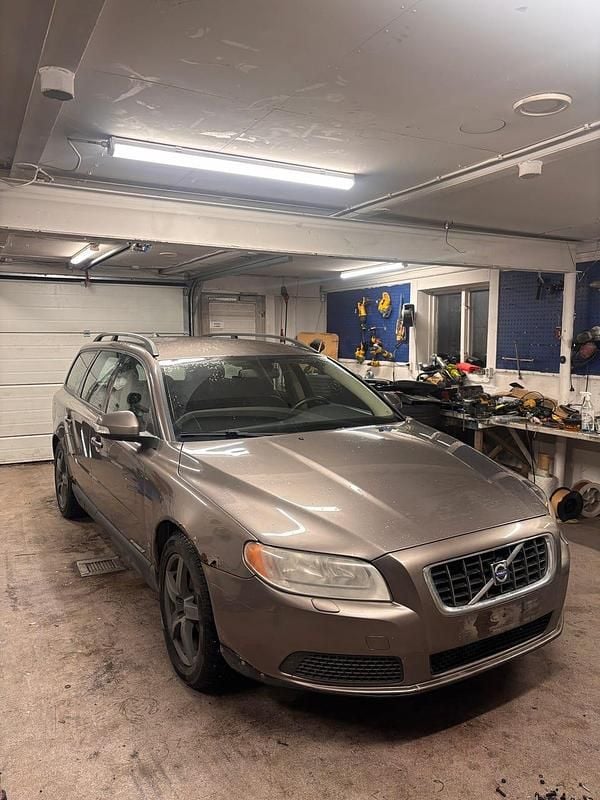 Begagnad 2008 Volvo V70 Kombi | 25 000 kr (Dyr) - Bild 1/4