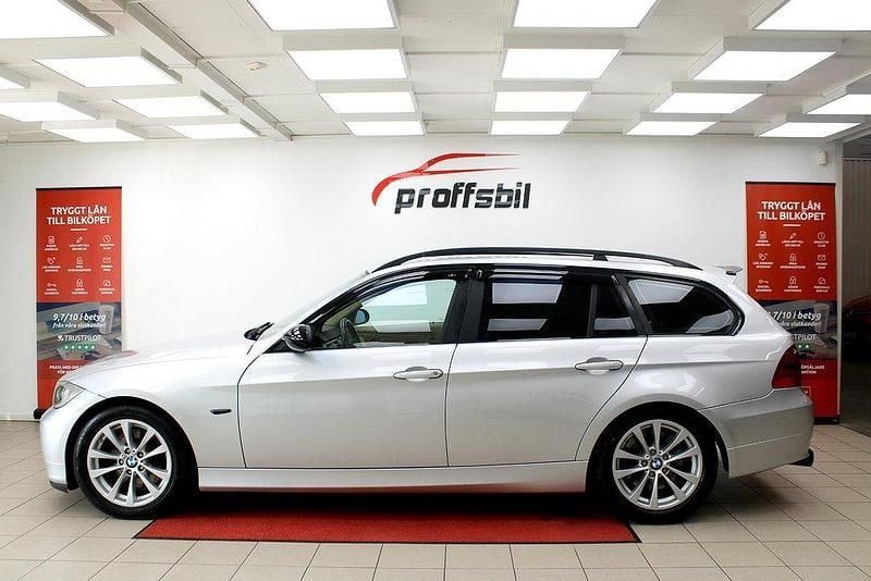 Silver Begagnad 2005 BMW 330 Kombi | 84 900 kr (Marknadspris) - Bild 1/4