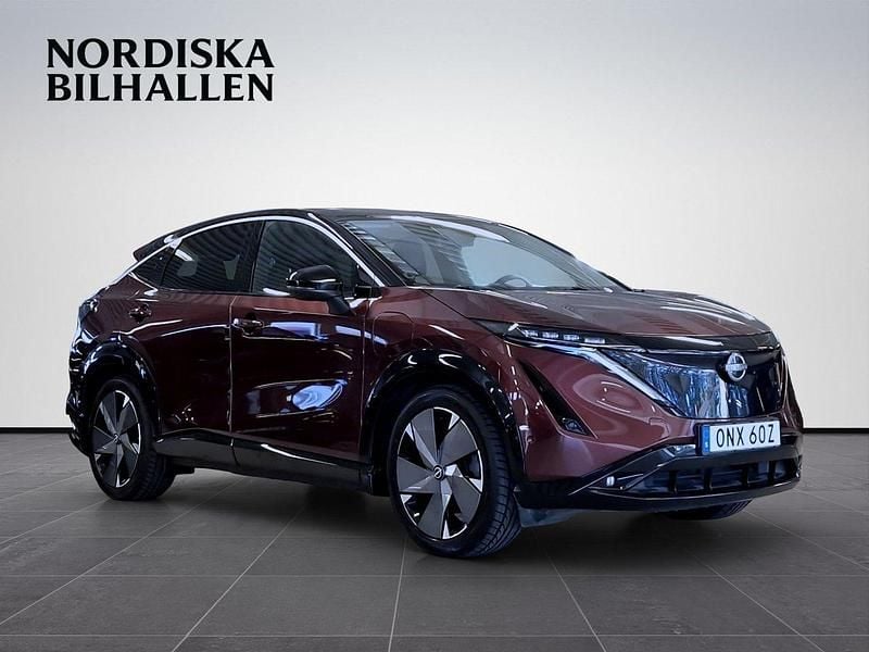 Mörkröd Begagnad 2022 Nissan Ariya 360º SUV | 389 795 kr (Bra pris) - Bild 1/4